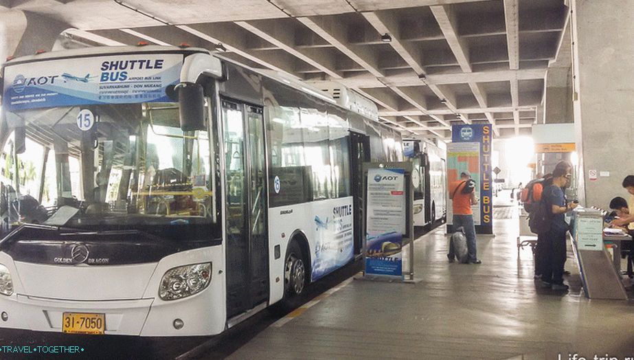 Shuttle basszus, amely Don Muangból Suvarnabhumiba utazik