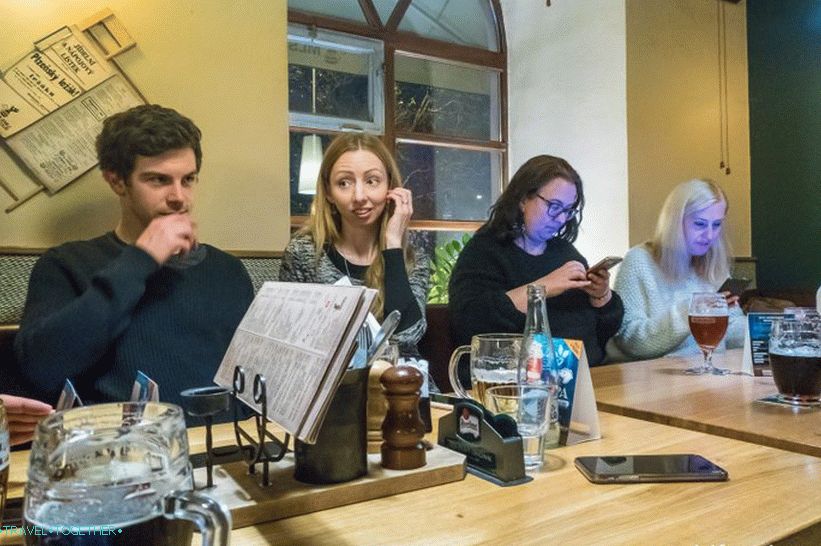 A prágai Mlsnej Kocour bár közepette a turisták és a helyiek számára