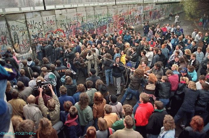 A berlini fal leomlása