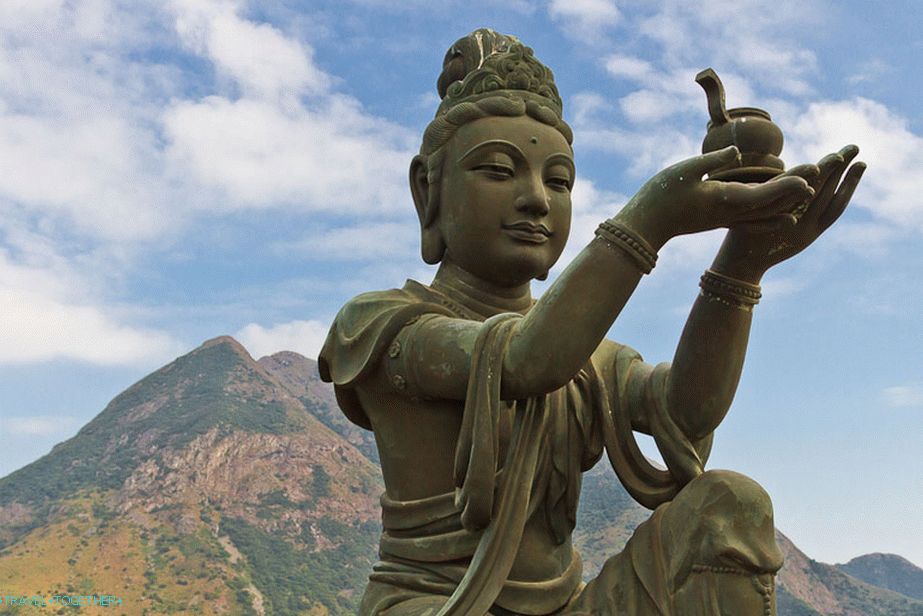 A nagy Buddha 6 szűz körül, a buddhista 6 tulajdonságát szimbolizáló