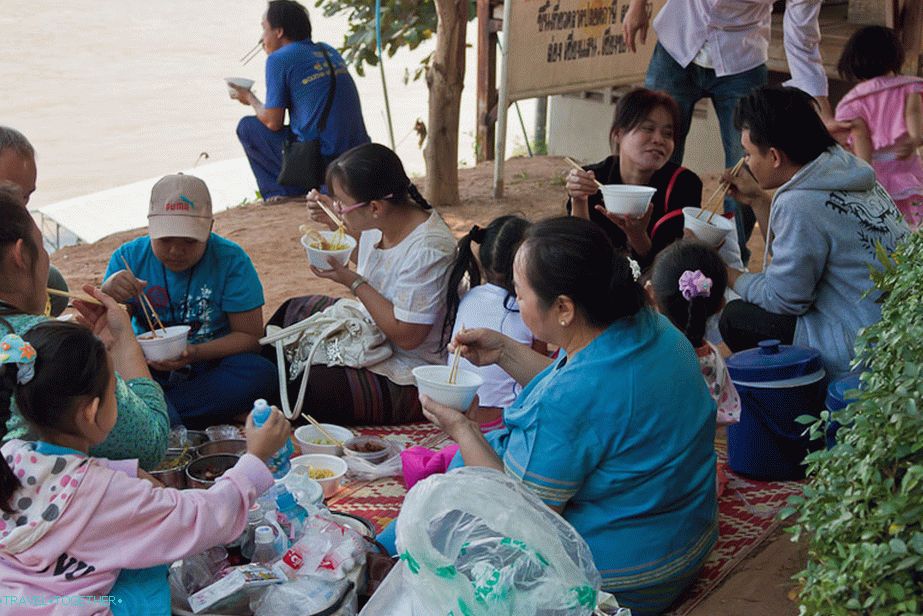 Az egész család ebéd közben a Mekong folyó partján