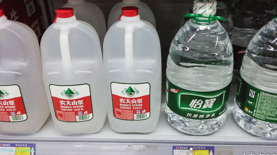 A víz 4,5 literes ára ugyanaz, mint néhány 1,5