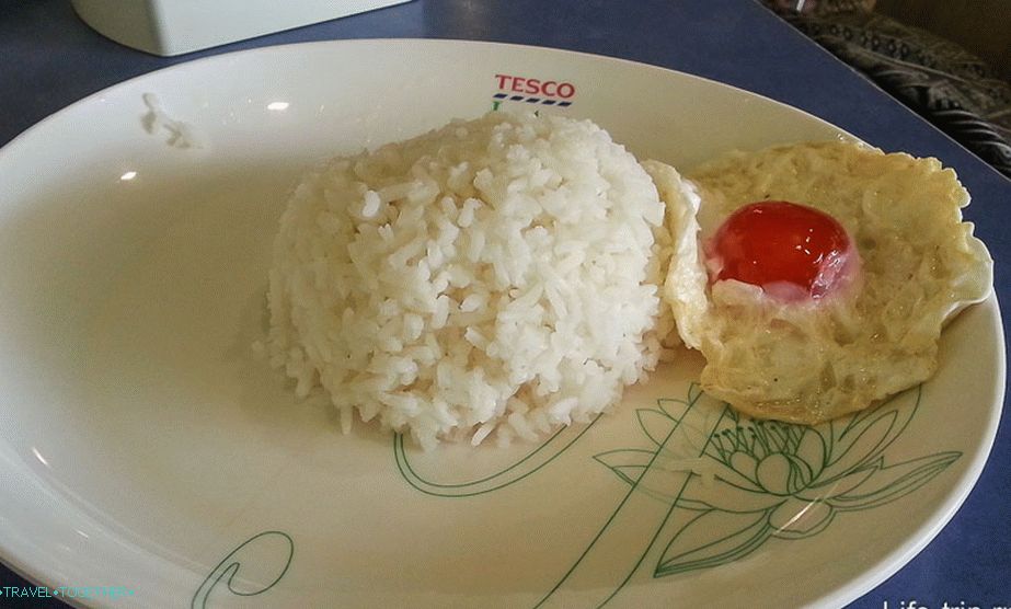 Rizs és sült tojás a Tesco élelmiszerboltban