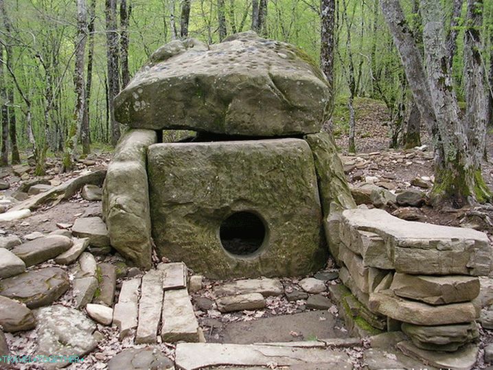 Falu reneszánsz. Dolmen A szellem erőssége.