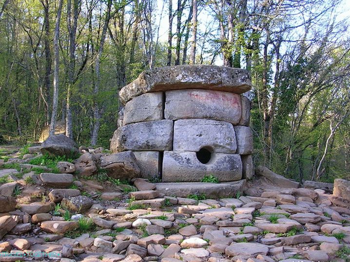Dolmen Harmónia. Falu újjászületése.