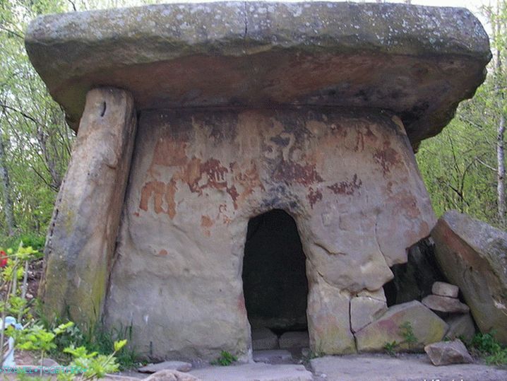 Gelendzhik dolmen. Dolmen Khan.