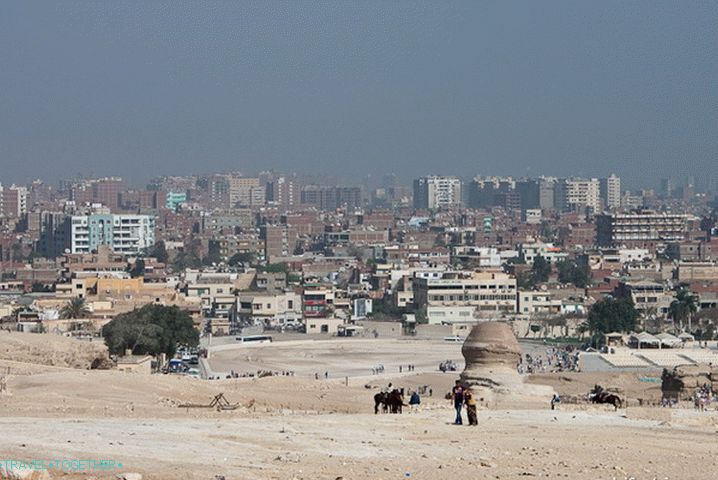 Kilátás Kairóra a Giza fennsíkon.