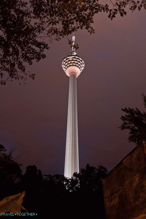 Menara torony este a háttérvilágítással