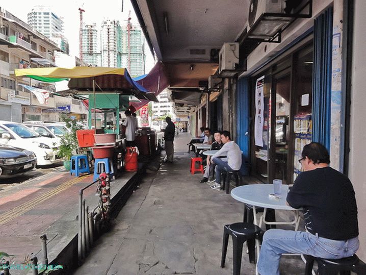 Kuala Lumpur utcáin található kávézó