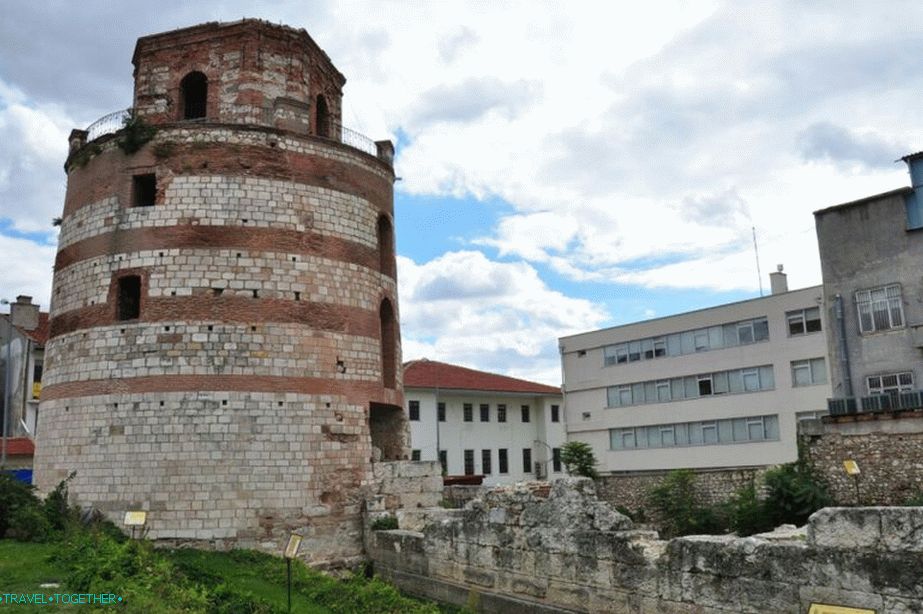 Macedón-torony