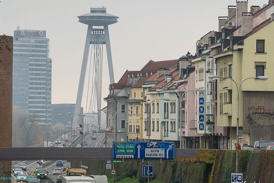 Távolról, mint egy repülő csészealj a régi város felett