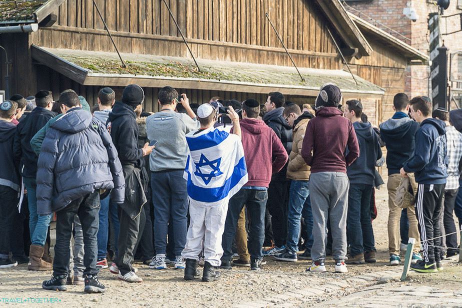 Iskolások Izraelből Auschwitzban. Nem láttuk a miénket.