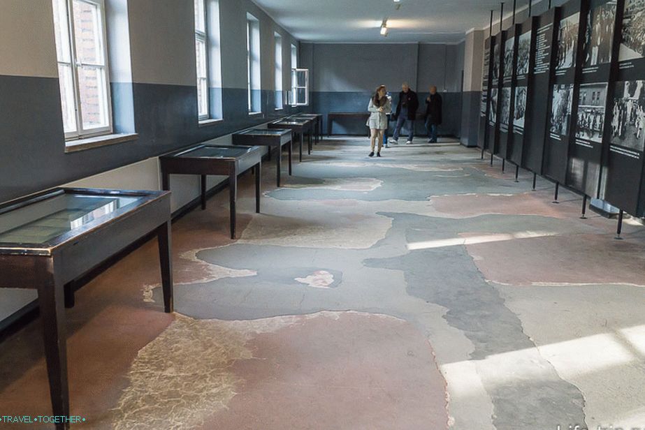 A blokkok padlója és lépcsője zúzott