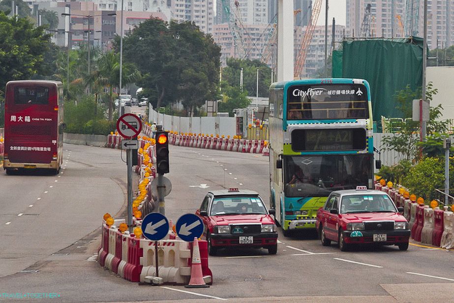 Kétszintes buszok és taxik