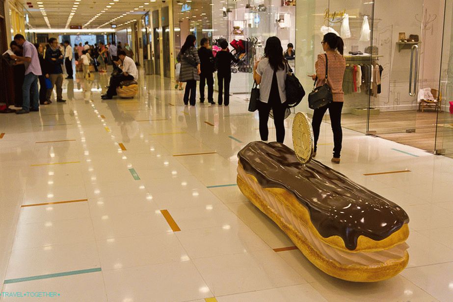 A bevásárlóközpont üzletekben eclairs formájában