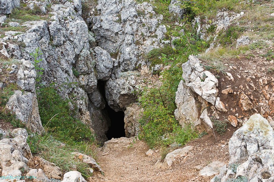 Bejárat a Terpi Koba barlangba
