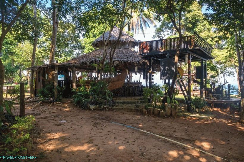 Cafe Monkey Bar a Phi Phi-ban - a bejárók és a hajnalok találkozására