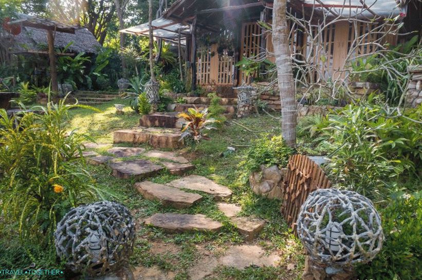 Cafe Monkey Bar a Phi Phi-ban - a bejárók és a hajnalok találkozására