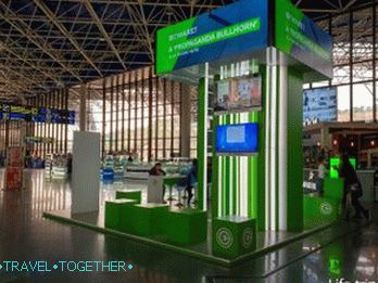 A check-in számlálók közelében található indítócsarnokban feltöltheti a telefont