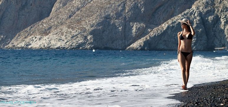 Kamari a Santorini-on: üdülőhely a fekete strandon