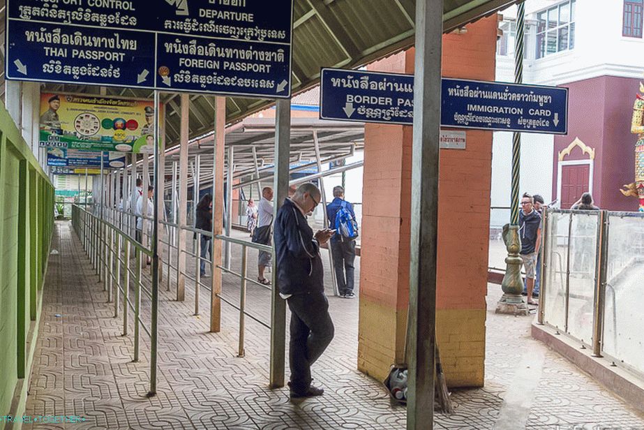 A folyosó a thai határellenőrzéshez
