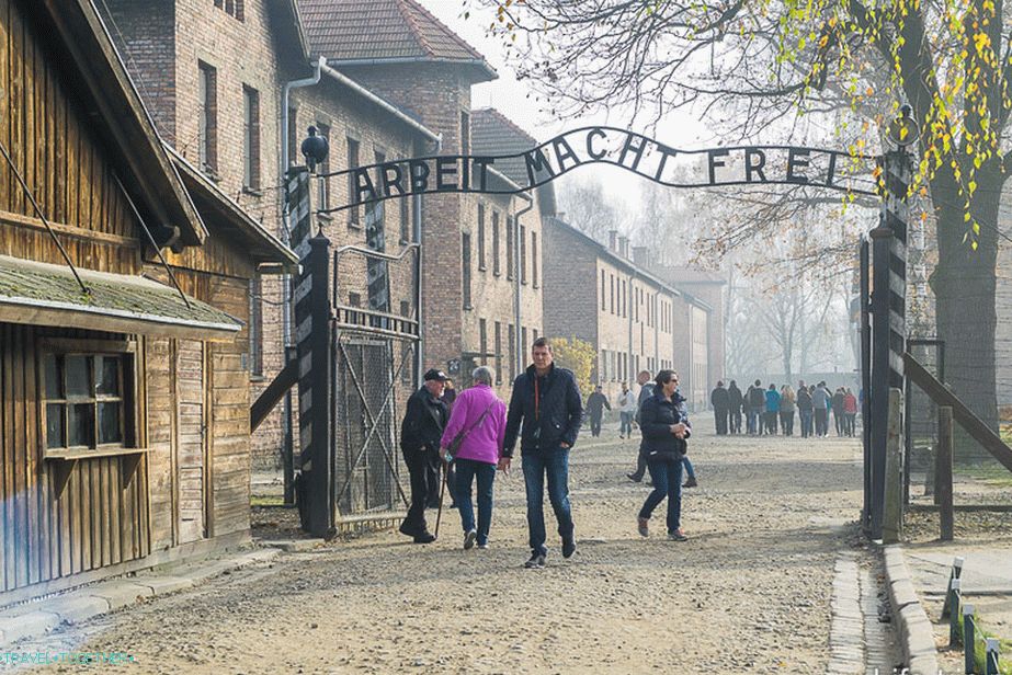 Sok ember, jó idő. Auschwitz 1.