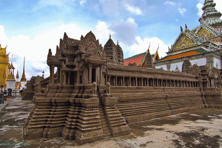 A komplexum belsejében miniatűr Angkor wat van