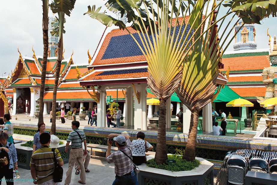 Az Emerald Buddha temploma mellett