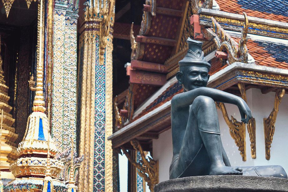 Az Emerald Buddha temploma mellett