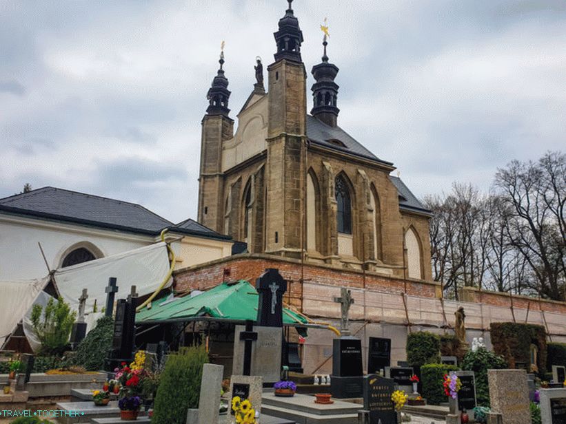 Kostnice Kutna Horában, temetővel körülvéve