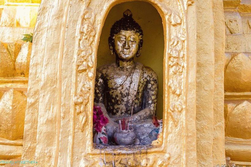 Buddha ül a fülkékben