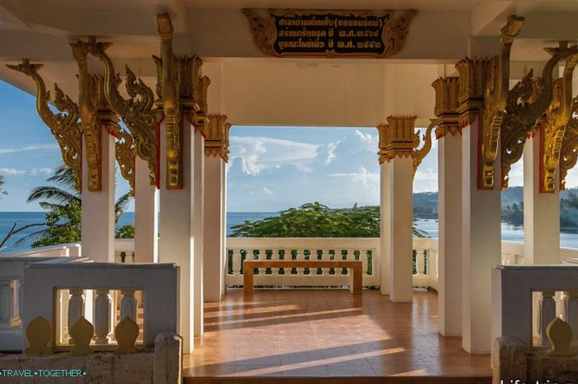 Közel a pagoda pavilonjához, kilátással a tengerre