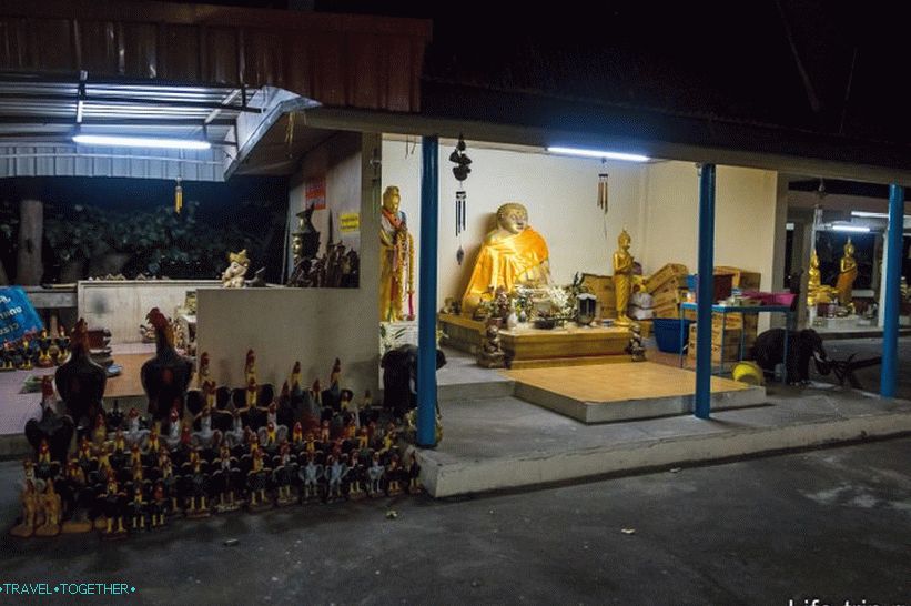 A Wat Khao Phra Bat templomában