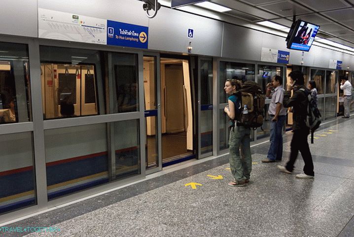 Bangkok MRT metró. Az állomásokon lévő ajtók megduplázódnak