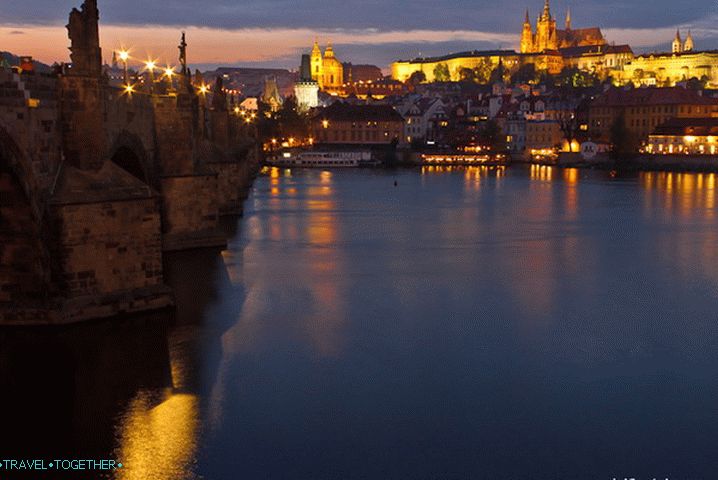 Prága központja, az esti varázslatos prágai vár