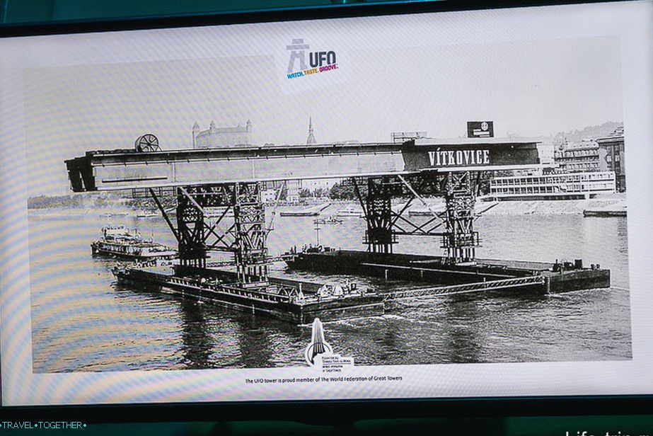 A TV mutatja a felvételeket, hogyan építették a hídot