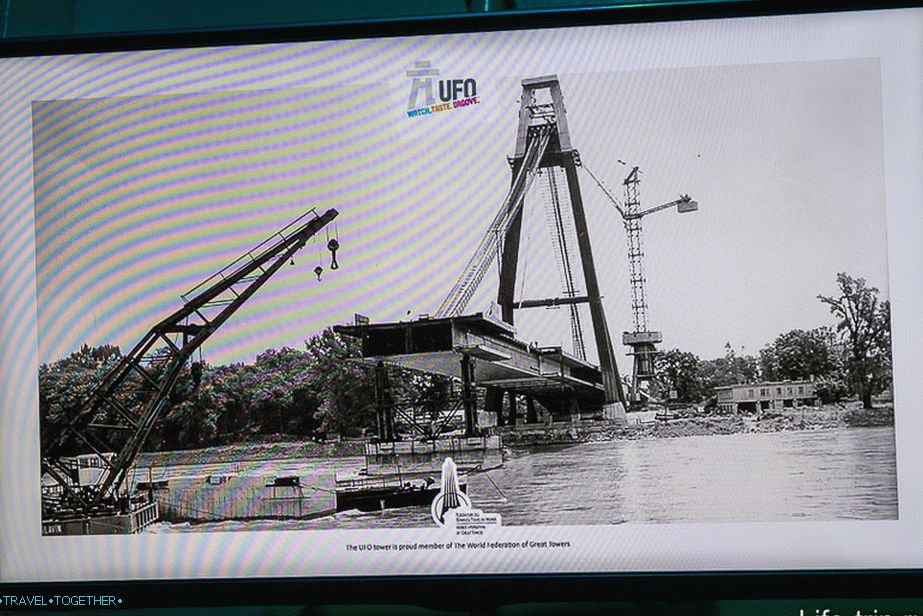 A TV mutatja a felvételeket, hogyan építették a hídot