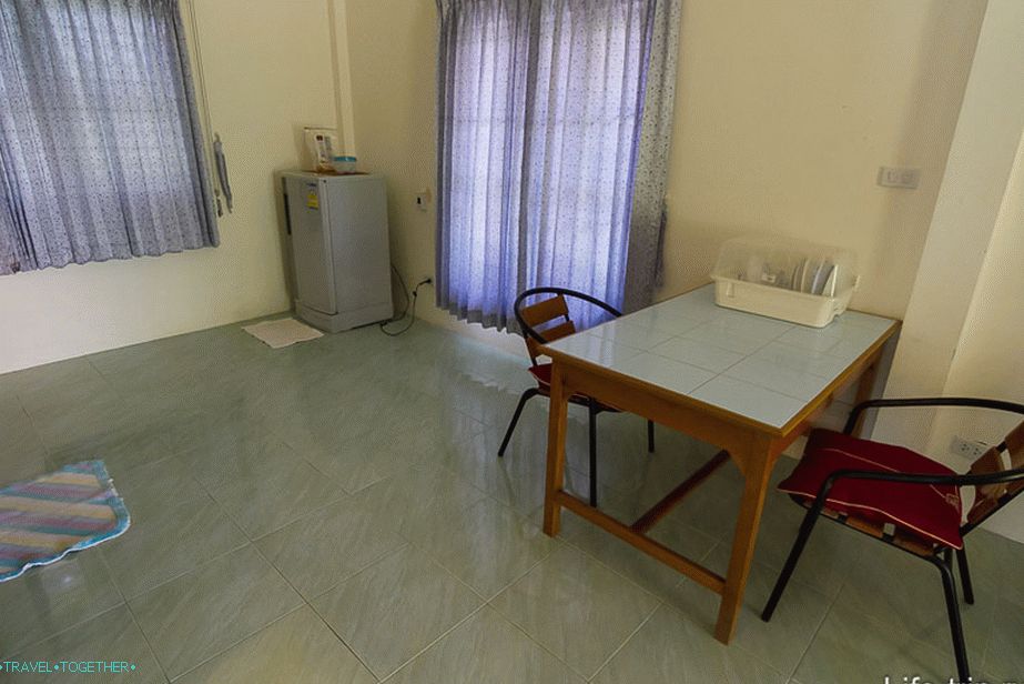 A család hűtőszekrénye elég kicsi