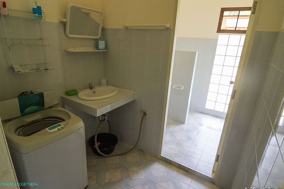 Van egy mosógép a fürdőszobában