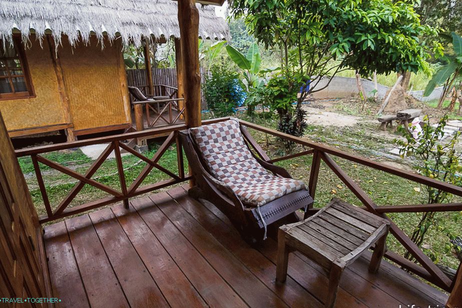 A verandán meg lehet inni egy csésze kávét, kilátással a hegyekre