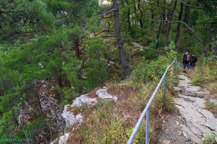 Az út a parkolótól az Eagle Rocksig halad a szikla mentén
