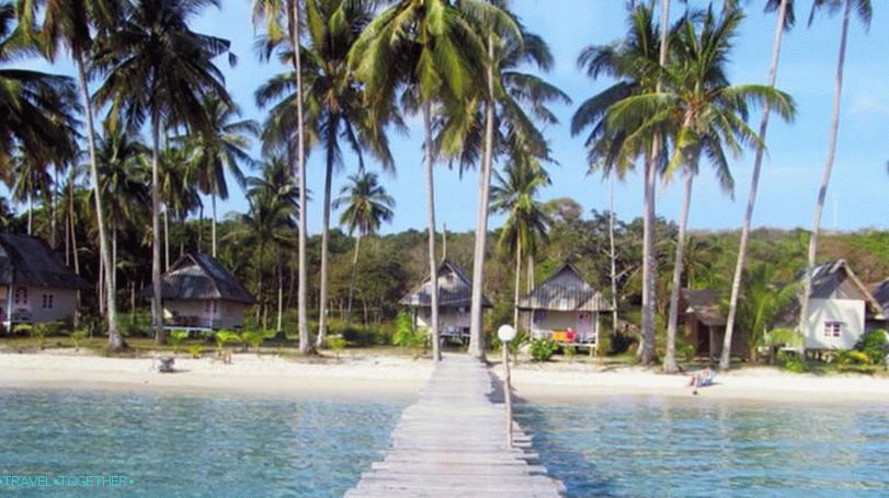 Szállodák a Koh Kood partján álló bungalók formájában