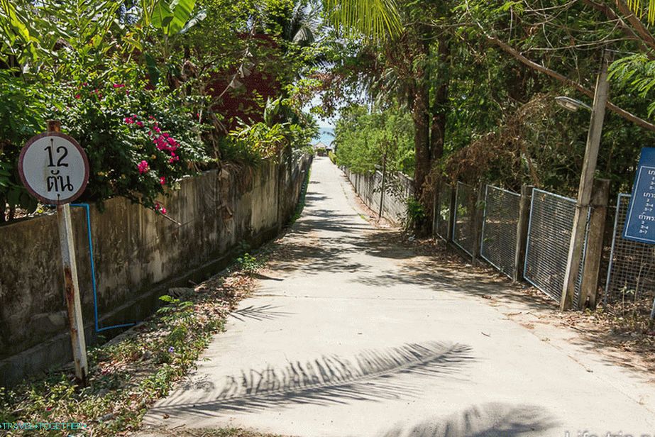 Klong Muang strandjához vezető sáv
