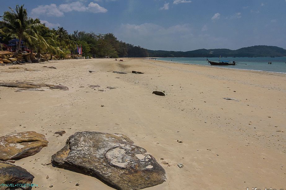 Klong Muang Beach a közepén, a Sheraton Hotel oldalán található