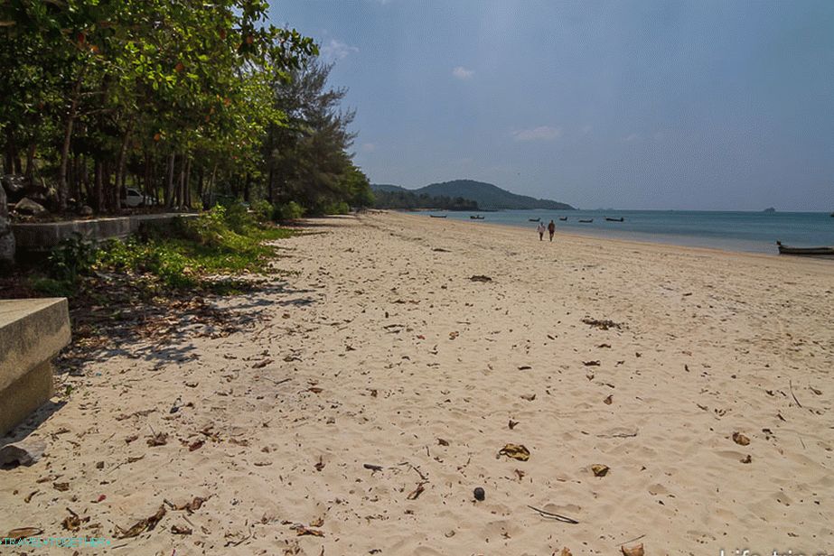 Klong Muang Beach bal oldala, a Sheraton Hotel közelében