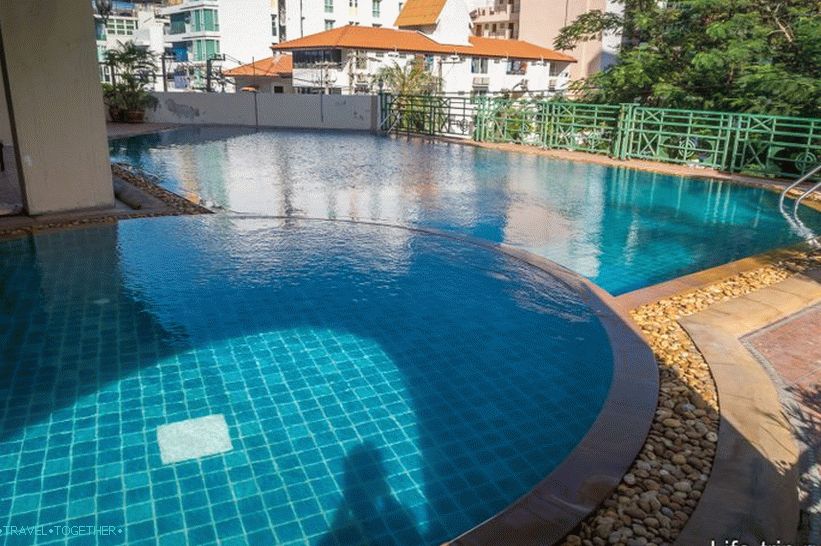 Kiváló olcsó szálloda Pattayában az első sorban - Mike Beach Resort