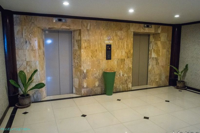 Az épületben lift található, így a szálloda az oldalkocsival rendelkező személyeknek is alkalmas