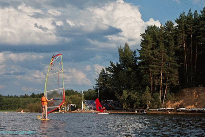 Озеро волго тверская. Озеро Волго Селигер. Лагерь серфингистов на озере Волго. Озеро Волго серф лагерь.