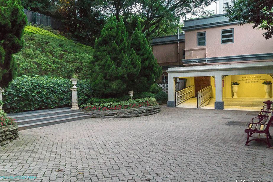 A hongkongi nyilvántartó hivatal a park belsejében található