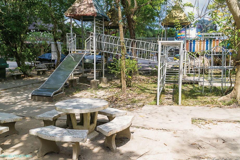 Gyermek játszótér a parkolás közelében